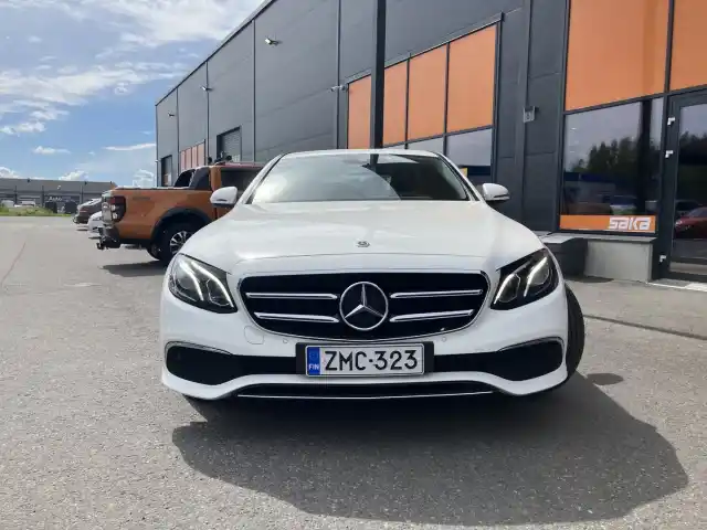 Valkoinen Sedan, Mercedes-Benz E – ZMC-323