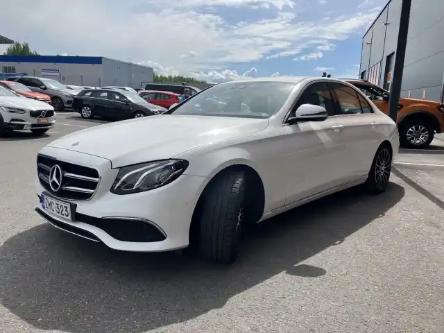 Valkoinen Sedan, Mercedes-Benz E – ZMC-323