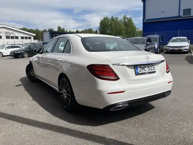 Valkoinen Sedan, Mercedes-Benz E – ZMC-323