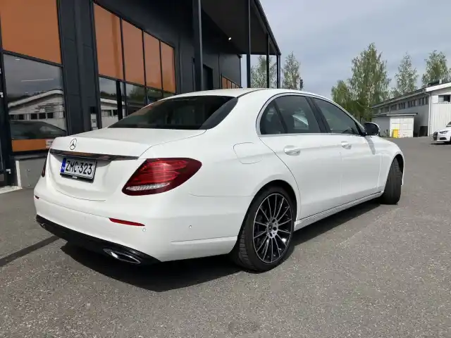 Valkoinen Sedan, Mercedes-Benz E – ZMC-323
