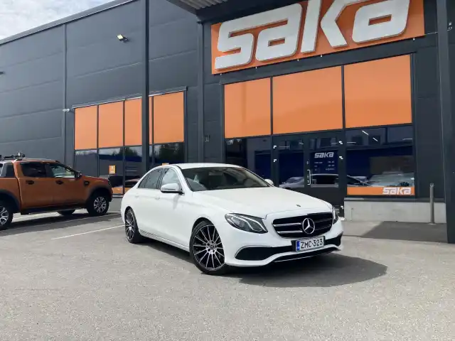 Valkoinen Sedan, Mercedes-Benz E – ZMC-323