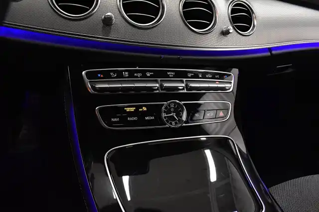 Harmaa Sedan, Mercedes-Benz E – ZMC-346