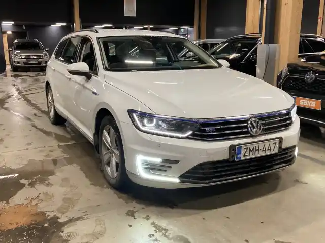 Valkoinen Farmari, Volkswagen Passat – ZMH-447