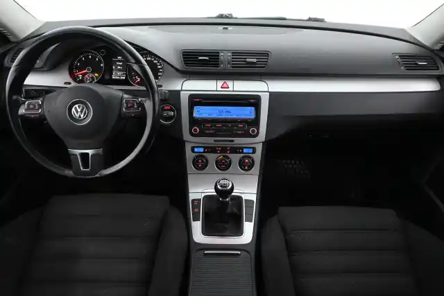 Harmaa Farmari, Volkswagen Passat – ZMH-545