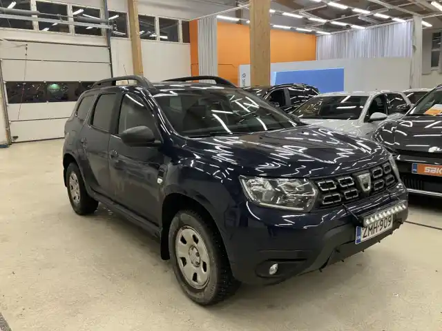 Sininen Maastoauto, Dacia Duster – ZMH-909