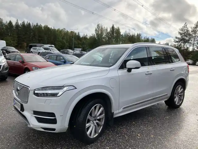 Valkoinen Maastoauto, Volvo XC90 – ZMK-809