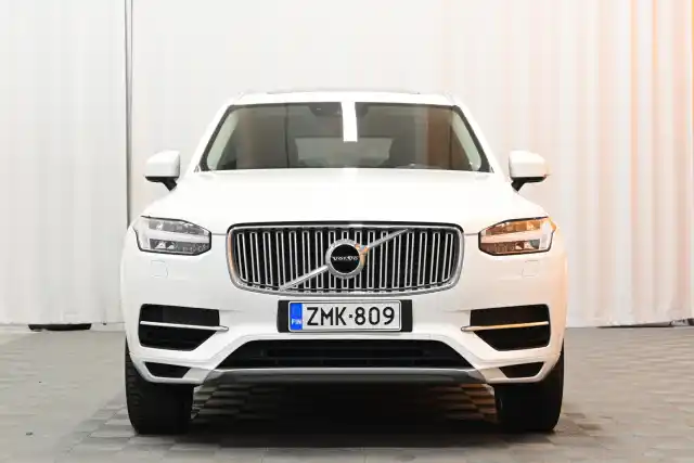 Valkoinen Maastoauto, Volvo XC90 – ZMK-809