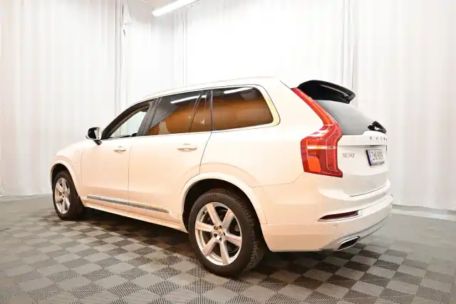 Valkoinen Maastoauto, Volvo XC90 – ZMK-809