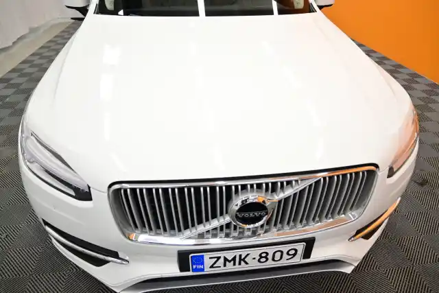 Valkoinen Maastoauto, Volvo XC90 – ZMK-809