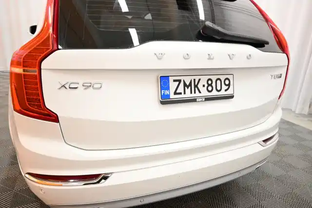 Valkoinen Maastoauto, Volvo XC90 – ZMK-809