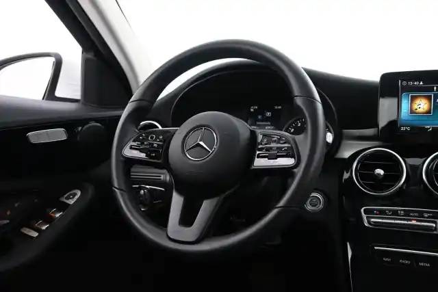 Valkoinen Sedan, Mercedes-Benz C – ZMR-388