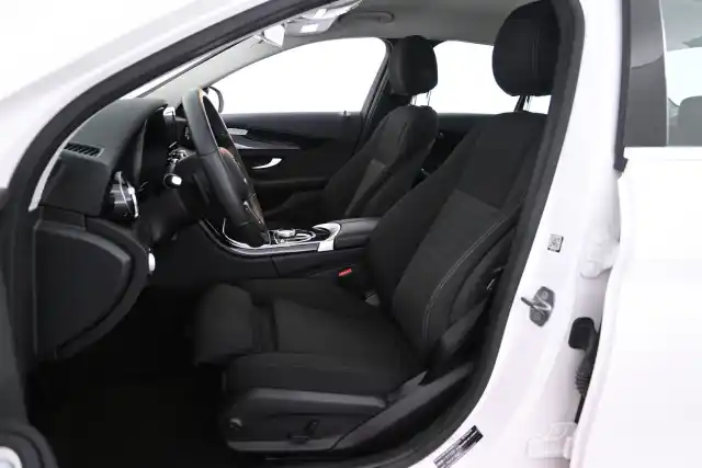 Valkoinen Sedan, Mercedes-Benz C – ZMR-388