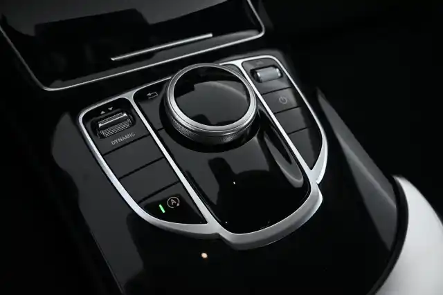Valkoinen Sedan, Mercedes-Benz C – ZMR-388