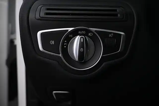 Valkoinen Sedan, Mercedes-Benz C – ZMR-388