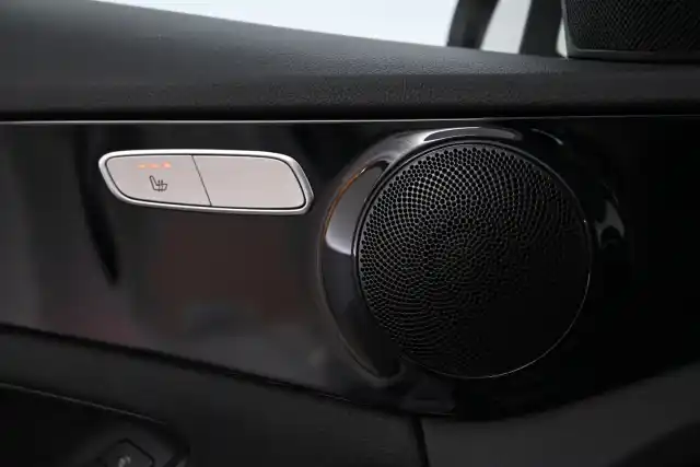 Valkoinen Sedan, Mercedes-Benz C – ZMR-388