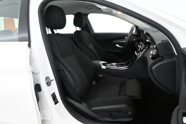 Valkoinen Sedan, Mercedes-Benz C – ZMR-388