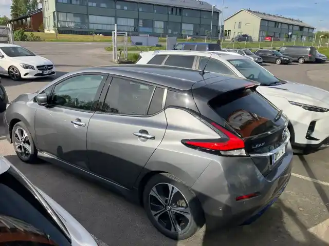 Harmaa Tila-auto, Nissan Leaf – ZMS-121
