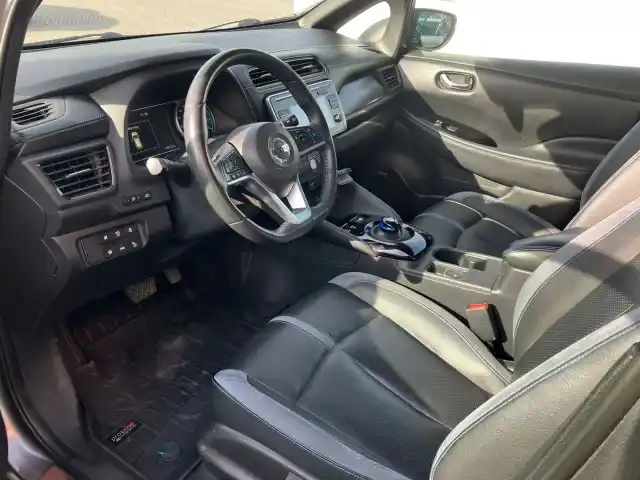Harmaa Tila-auto, Nissan Leaf – ZMS-121