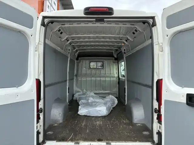 Valkoinen Pakettiauto, Peugeot Boxer – ZMS-445