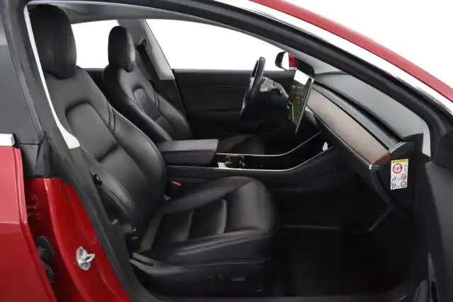 Punainen Sedan, Tesla Model 3 – ZMS-539