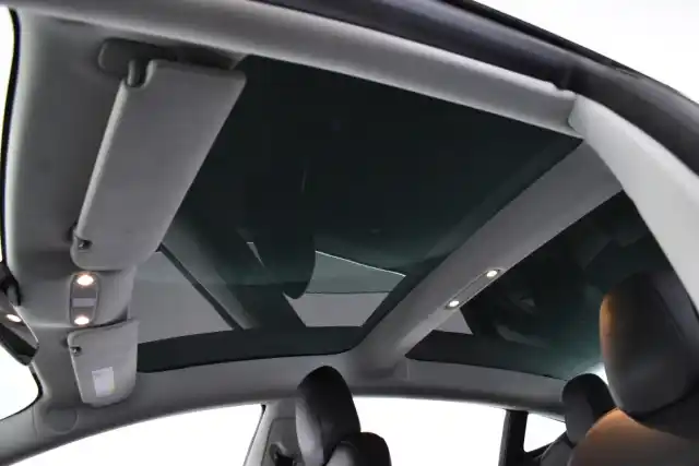 Punainen Sedan, Tesla Model 3 – ZMS-539