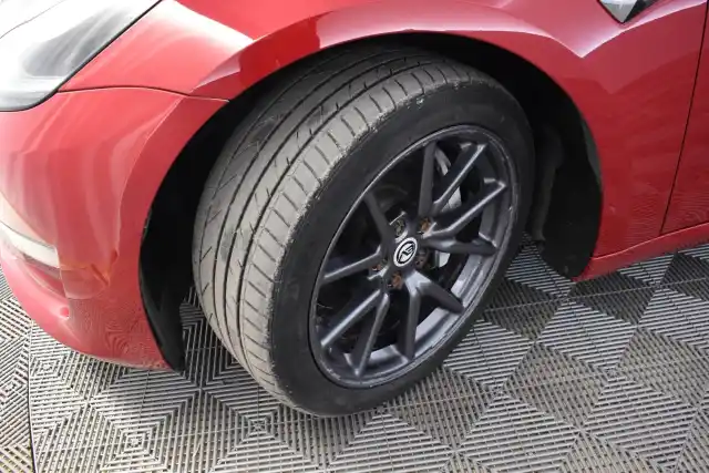 Punainen Sedan, Tesla Model 3 – ZMS-539