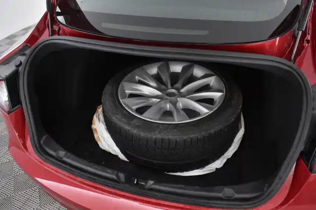 Punainen Sedan, Tesla Model 3 – ZMS-539