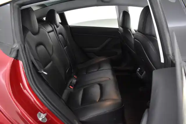 Punainen Sedan, Tesla Model 3 – ZMS-539