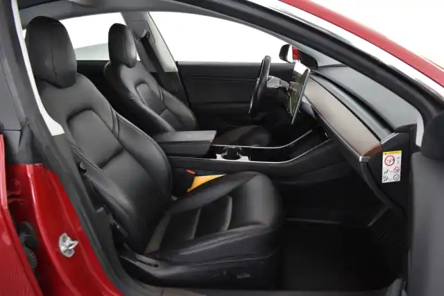 Punainen Sedan, Tesla Model 3 – ZMS-539