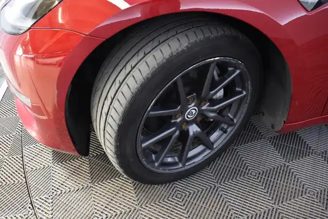 Punainen Sedan, Tesla Model 3 – ZMS-539