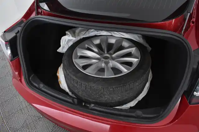 Punainen Sedan, Tesla Model 3 – ZMS-539