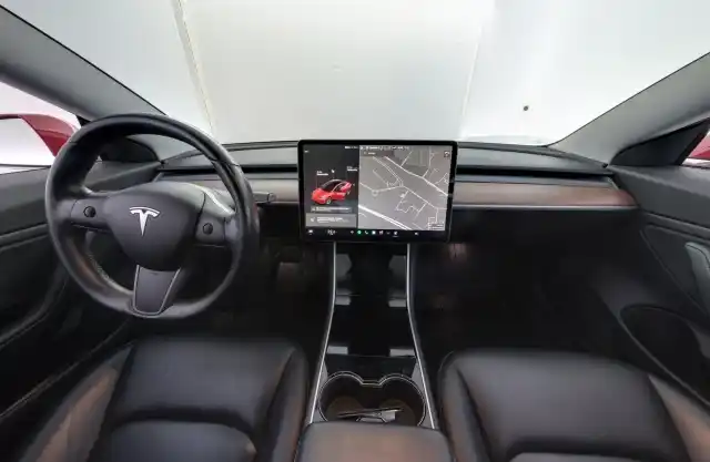 Punainen Sedan, Tesla Model 3 – ZMS-539