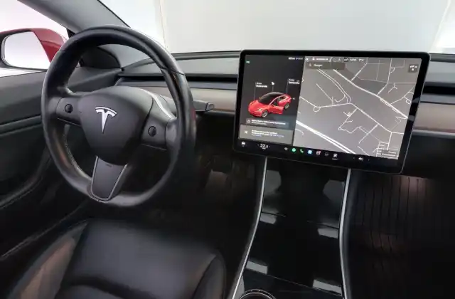 Punainen Sedan, Tesla Model 3 – ZMS-539