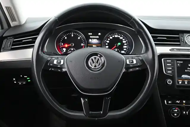 Valkoinen Farmari, Volkswagen Passat – ZMS-653