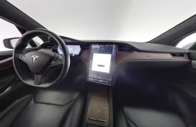 Valkoinen Maastoauto, Tesla Model X – ZMS-922