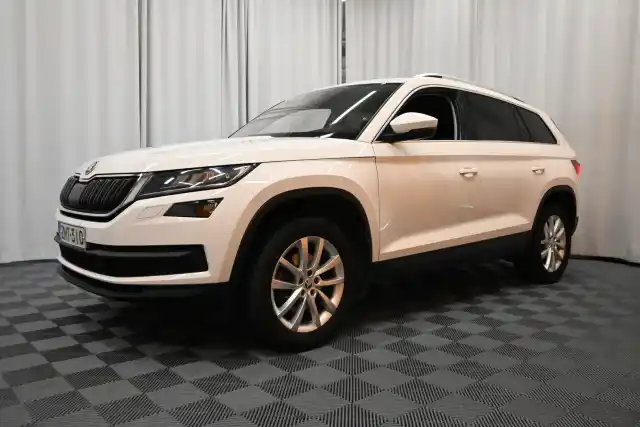 Valkoinen Maastoauto, Skoda Kodiaq – ZMT-310