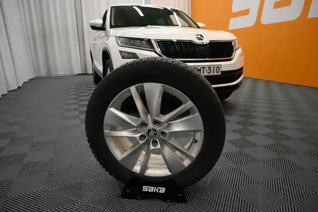 Valkoinen Maastoauto, Skoda Kodiaq – ZMT-310