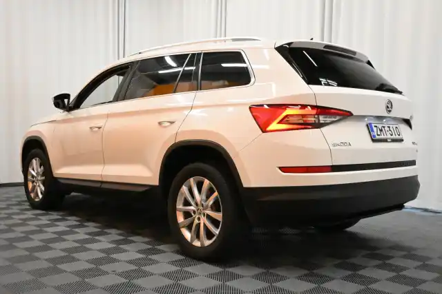 Valkoinen Maastoauto, Skoda Kodiaq – ZMT-310