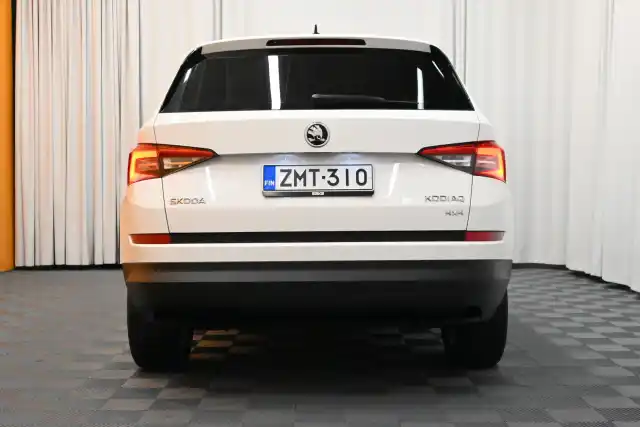 Valkoinen Maastoauto, Skoda Kodiaq – ZMT-310