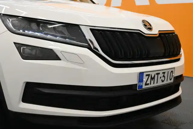 Valkoinen Maastoauto, Skoda Kodiaq – ZMT-310