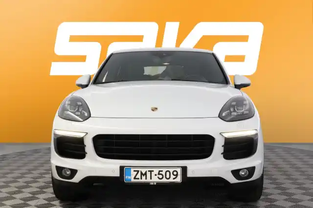 Valkoinen Maastoauto, Porsche Cayenne – ZMT-509