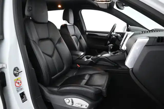 Valkoinen Maastoauto, Porsche Cayenne – ZMT-509