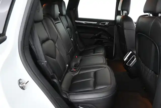 Valkoinen Maastoauto, Porsche Cayenne – ZMT-509