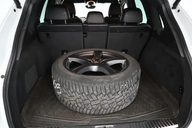 Valkoinen Maastoauto, Porsche Cayenne – ZMT-509