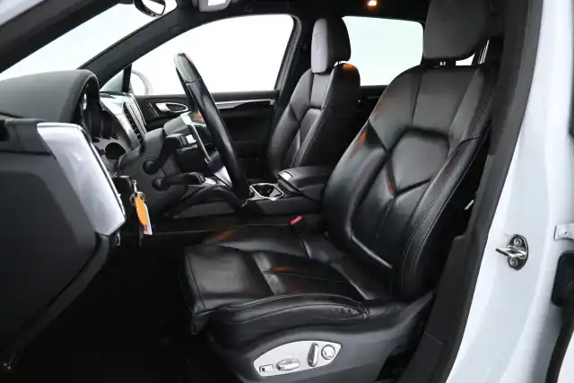 Valkoinen Maastoauto, Porsche Cayenne – ZMT-509