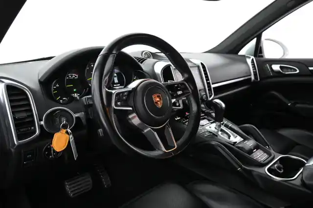 Valkoinen Maastoauto, Porsche Cayenne – ZMT-509