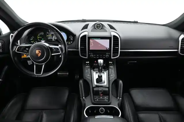 Valkoinen Maastoauto, Porsche Cayenne – ZMT-509