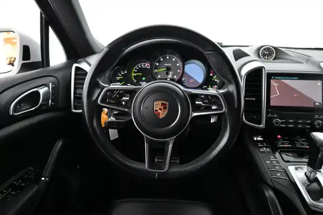 Valkoinen Maastoauto, Porsche Cayenne – ZMT-509