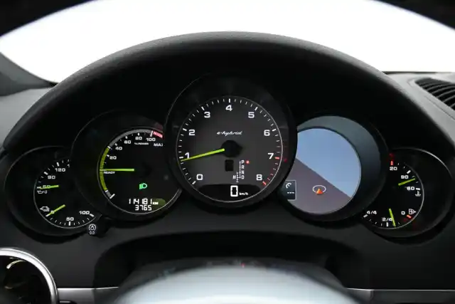 Valkoinen Maastoauto, Porsche Cayenne – ZMT-509