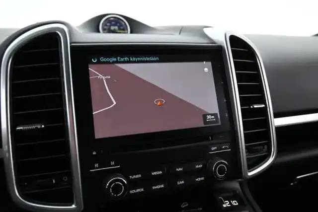 Valkoinen Maastoauto, Porsche Cayenne – ZMT-509
